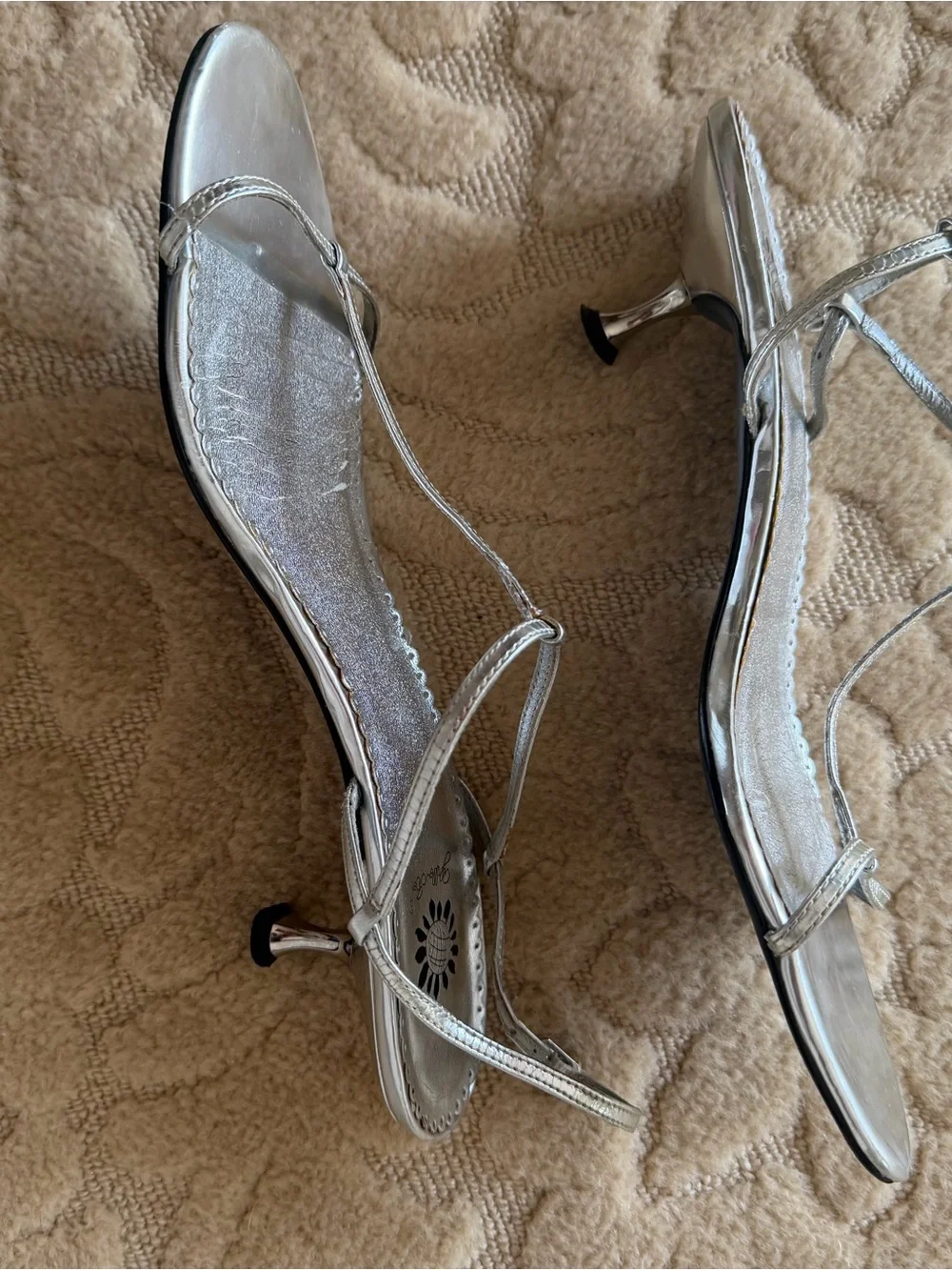 Metallic Silver T-Strap Sandals kitten heel - Picture 5 of 6